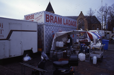 DIA43825 Markt op het Kerkplein: achterzijde Bram Ladage; ca. 1999