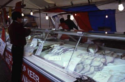 DIA43826 Markt op het Kerkplein: viskraam; ca. 1999