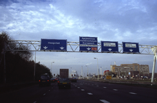 DIA43835 De snelweg A15 richting Hellevoetsluis en Spijkenisse, rechts complex van Shell; ca. 1999