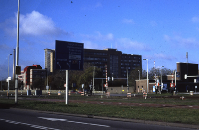 DIA43840 De snelweg A15 richting Hellevoetsluis en Spijkenisse, rechts complex van Shell; ca. 1999