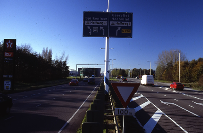 DIA43845 Het Hartelkruis: ANWB-bord richting Spijkenisse en Halfweg 2, Heenvliet en Geervliet en Halfweg 1; ca. 1999