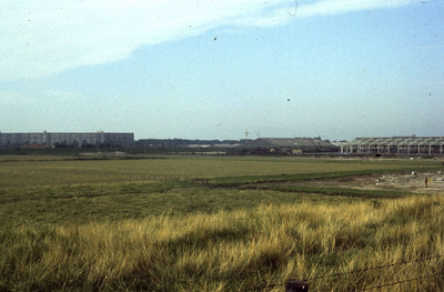 DIA43975 Uitzicht vanaf de Nieuw Hongerlandsedijk: terrein van Baris; ca. 1978