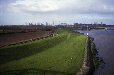 DIA44042 Zicht op de dijk langs de Oude Maas en het gemaal bij het Voedingskanaal, vanaf de Spijkenisserbrug; ca. 1999