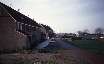 DIA44159 De Meeldijk, met de woningen aan de Scherpgras; Februari 1982