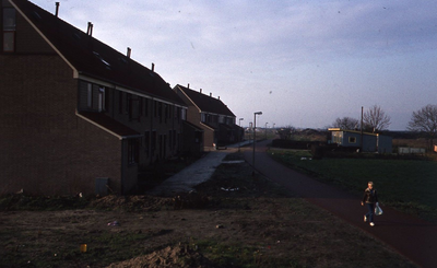 DIA44160 De Meeldijk, met de woningen aan de Scherpgras; Februari 1982