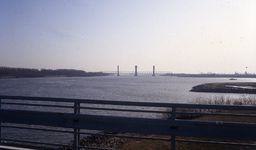 DIA44214 De Spijkenisserbrug, gezien vanaf de Botlekbrug; Februari 1983