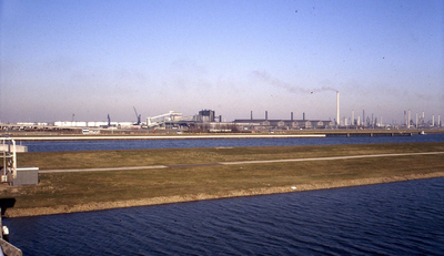 DIA44216 Het Voedingskanaal en Hartelkanaal, gezien vanaf het Hartelkruis. Op de achtergrond de Aluchemie; Februari 1983