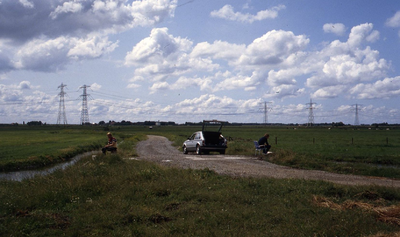 DIA44252 Vissende mannen langs de Lageweg richting Simonshaven; Maart 1983
