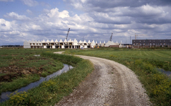 DIA44253 Woningbouw aan de Offenbachstraat, gezien vanaf de Lageweg; Maart 1983