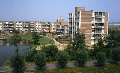 DIA44268 Appartementen aan de Hoepelmaker, fietspad de Fietsenmaker; Augustus 1983