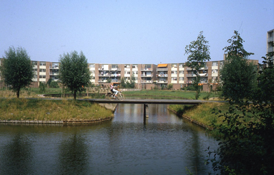 DIA44269 Appartementen aan de Hoepelmaker, fietspad de Fietsenmaker; Augustus 1983