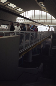 DIA44333 Proefrit met de nieuwe metro: wachten op metrostation Centrum; 24 april 1985