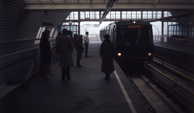 DIA44335 Proefrit met de nieuwe metro: aankomst van de metro op metrostation Centrum; 24 april 1985