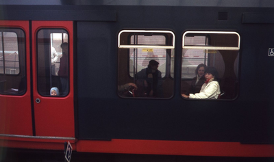 DIA44338 Proefrit met de nieuwe metro: passagiers in de metro; 23 april 1985
