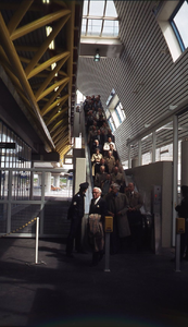 DIA44350 Opening van de nieuwe metrolijn: genodigden komen van de roltrap af; 25 april 1985
