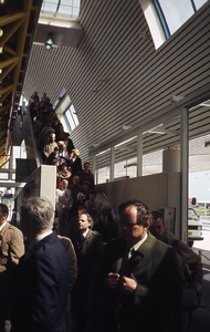DIA44351 Opening van de nieuwe metrolijn: genodigden komen van de roltrap af; 25 april 1985