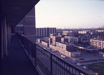 DIA44405 Zicht vanaf de Churchillflat op winkelcentrum 't Plateau; ca. 1969