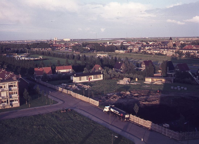 DIA44414 Zicht vanaf de Churchillflat op de Groene Kruisweg en de bouwplaats van het Manhavegebouw; ca. 1969