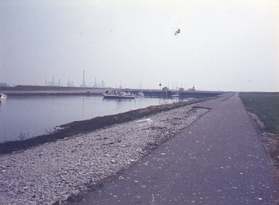 DIA44422 De Voornse Sluis, gezien vanaf de Brielse Maasdijk; ca. 1969