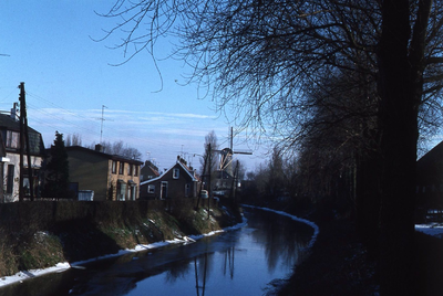 DIA44425 De Vierambachtenboezem, met links woningen aan de Molenlaan; ca. 1985