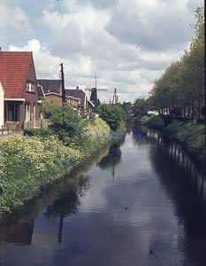 DIA44426 De Vierambachtenboezem, met links woningen aan de Molenlaan; ca. 1985
