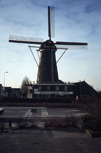 DIA44428 De molen Nooitgedacht, met de winkel Dibevoshop; ca. 1985