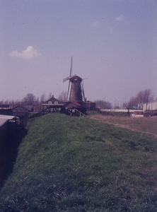 DIA44432 De molen Nooitgedacht, gezien vanaf de sluis in de haven; ca. 1969