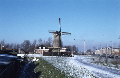 DIA44434 De molen Nooitgedacht, met de winkel Dibevoshop; ca. 1985