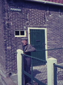 DIA44451 Man (Bert Roest?) bij de Pepersteeg; ca. 1969