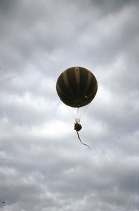 DIA44452 Twee luchtballonnen op het Kerkplein; 30 april 1978