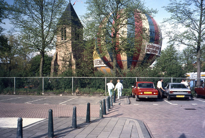 DIA44453 Twee luchtballonnen op het Kerkplein; 30 april 1978
