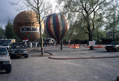 DIA44454 Twee luchtballonnen op het Kerkplein; 30 april 1978