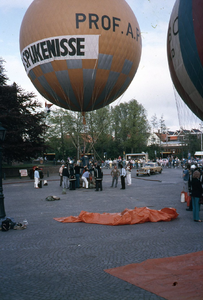 DIA44455 Twee luchtballonnen op het Kerkplein; 30 april 1978