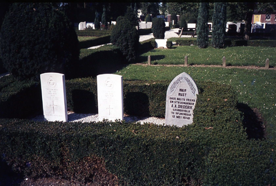 DIA44460 De oorlogsgraven van gesneuvelde militairen tijdens de Tweede Wereldoorlog op de begraafplaats ; ca. 1985