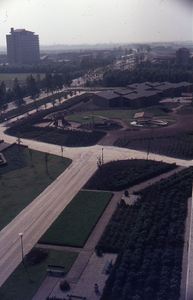 DIA44470 De Marrewijkweg en de bibliotheek, gezien vanaf de Marrewijkflat; ca. 1980