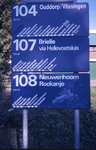 DIA44498 Busstation naast metrostation Spijkenisse Centrum: borden met haltes van lijndiensten 104, 107 en 108; ca. 1985