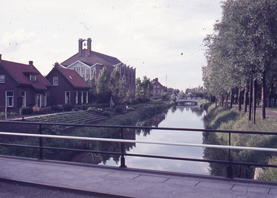 DIA44503 De Vierambachtenboezem, gezien vanaf de Karel Doormanstraat, links de Ontmoetingskerk; ca. 1969