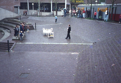 DIA44505 Het amfitheater naast Theater De Stoep, waar een voorstelling wordt opgevoerd; ca. 1985