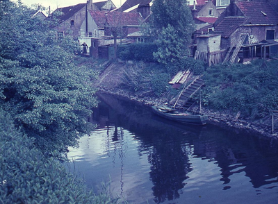 DIA44506 Achterzijde van woningen aan het Noordeinde, grenzend aan de Vierambachtenboezem; ca. 1969