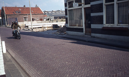 DIA44516 Het Noordeinde, op de achtergrond de loods van Van Hamburg; ca. 1980