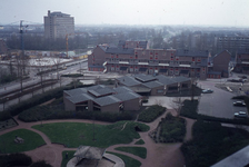 DIA44561 De Marrewijkweg en de bibliotheek, gezien vanaf de Marrewijkflat; ca. 1982