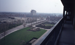 DIA44562 De toenmalige Marrewijkweg, gezien vanaf de Marrewijkflat. Op de achtergrond de Scholengemeenschap; ca. 1982