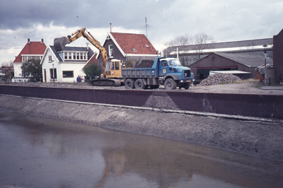 DIA44572 Vernieuwen van de havenkade van de Oostkade; ca. 1985