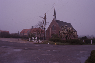 DIA67001 De gereformeerde kerk en de school Tintestein; 30 april 1976