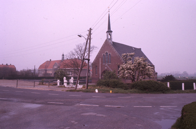 DIA67002 De gereformeerde kerk en de school Tintestein; 30 april 1976