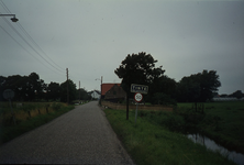 DIA67004 Kade richting Tinte, met plaatsnaambord; 29 juli 1973