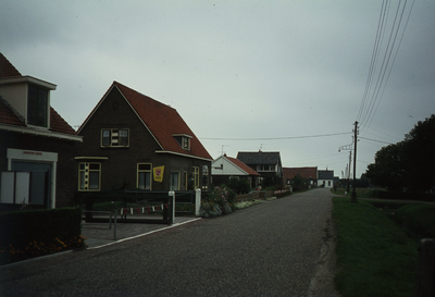 DIA67012 Kijkje op de Colinslandsedijk, met links de elektriciteitszaak van Driehuis; 29 juli 1973