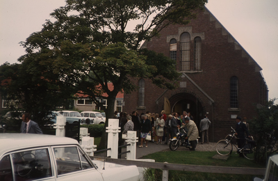 DIA67018 Kerkgangers verlaten de gereformeerde kerk; 29 juli 1973