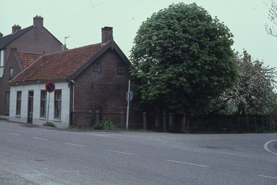 DIA68050 Voormalig woonhuis van Macheltje en Jaap Mol, op de hoek Veckdijk / Kerkweg; 1978
