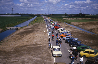 DIA68053 Drukte vanwege de opening van de N57, gezien vanaf het viaduct over de Mosterdijk; ca. 1984